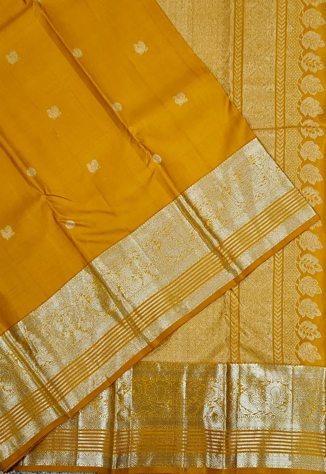Silver Zari Woven Peacock Motifs And Detailed Border Rich Pallu Kanchipuram Silk Saree